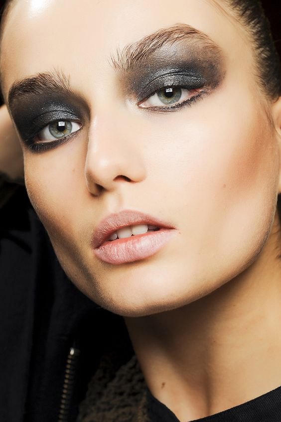trucco grigio occhi azzurri