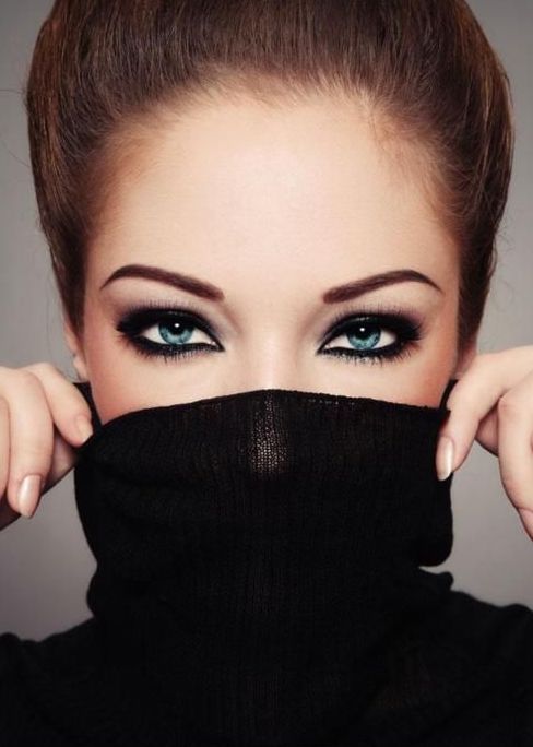 trucco nero occhi azzurri