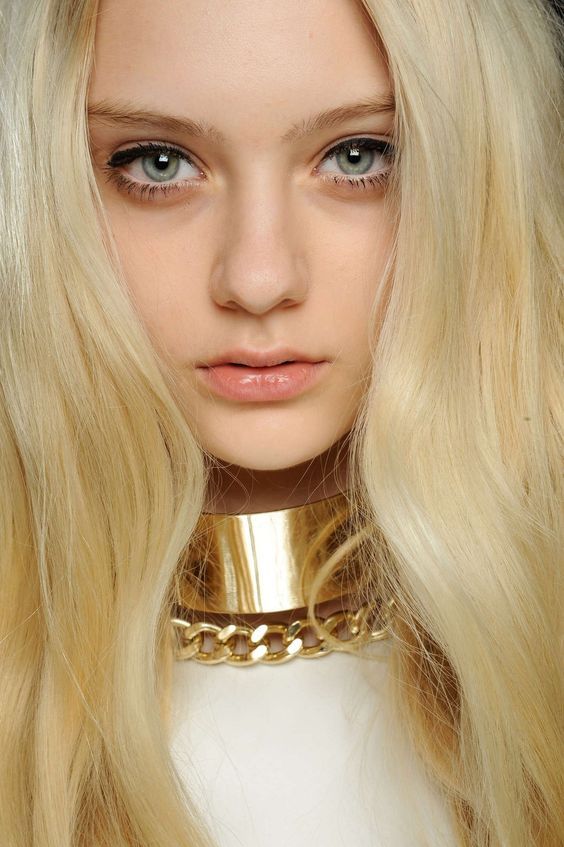 trucco occhi azzurri capelli biondi