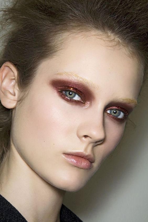 trucco occhi azzurri capelli castani