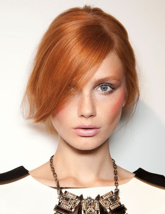 trucco occhi azzurri capelli rossi nude