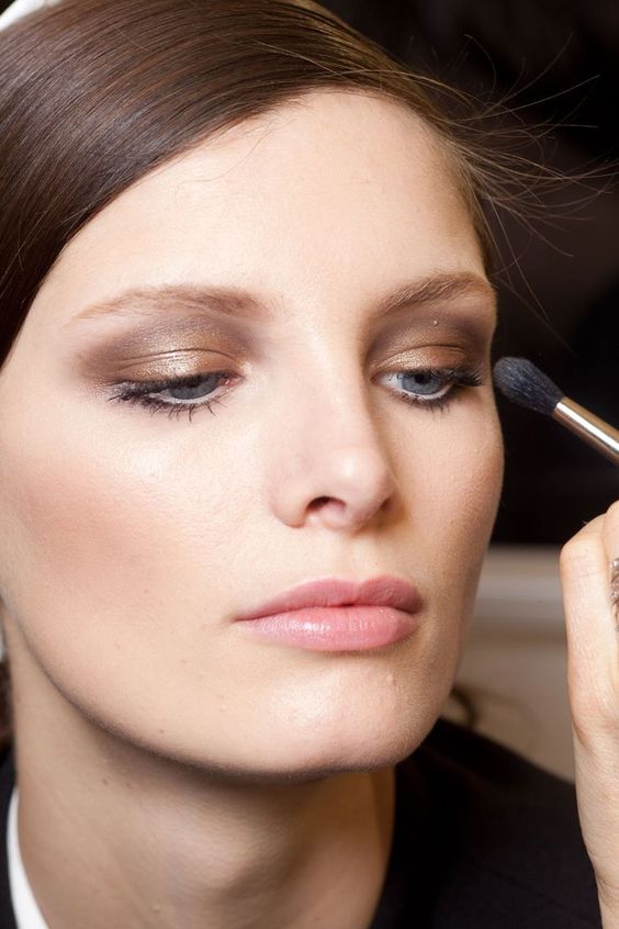 trucco occhi azzurri capelli scuri
