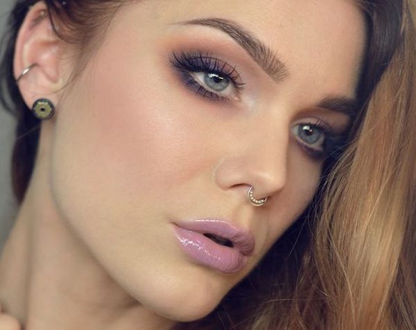 trucco occhi azzurri ombretto viola