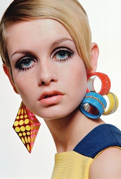 twiggy con orecchini giganti