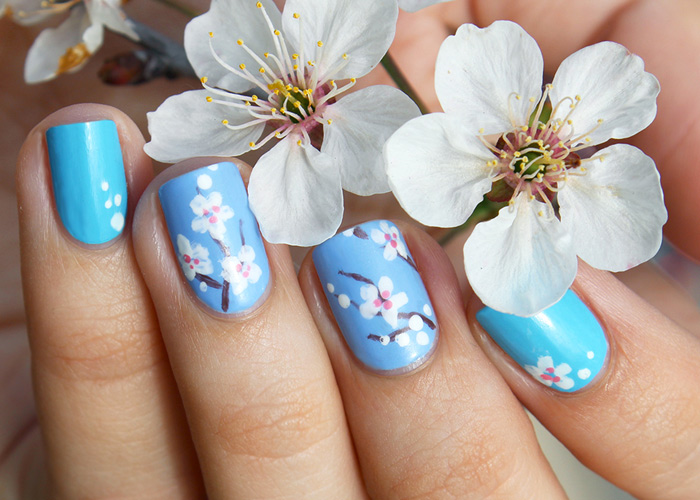 unghie fiori ciliegio azzurre