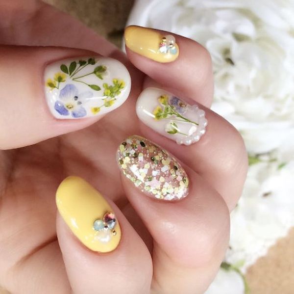unghie fiori secchi con perline